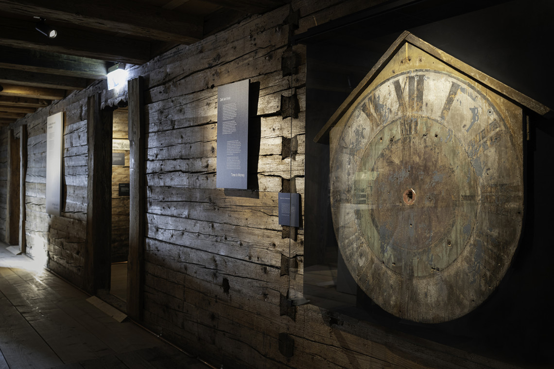 Historische Uhr des Blaahauses im ersten Obergeschoss