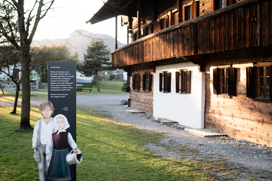 Die Stele der beiden Kinder heisst die BesucherInnen vor dem Blaahaus willkommen.