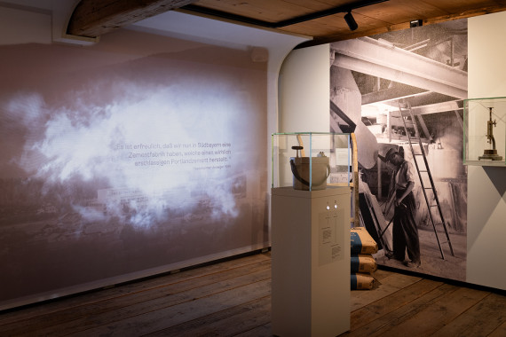 Zementraum der Ausstellung mit Projektion der Sprengung und Zünder.