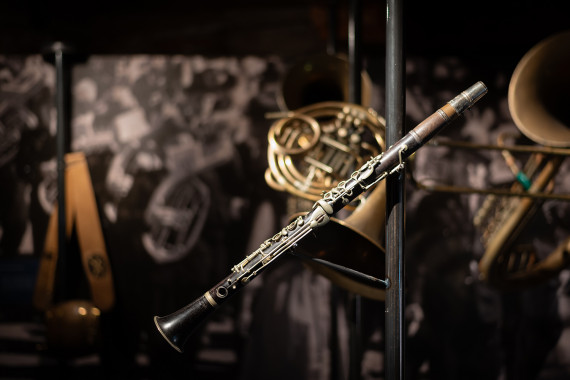 Detail Aufnahme eines Klarinettenstücks im Musikraum der Ausstellung.