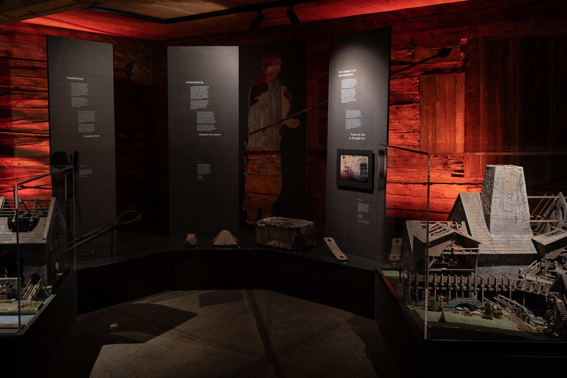 Ein Blick in die Ausstellung zum Thema Eisenverhüttung. Foto: Linus Rapp