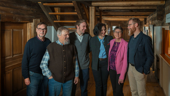 Gruppenbild der Museumsangestellten im Hauseingang