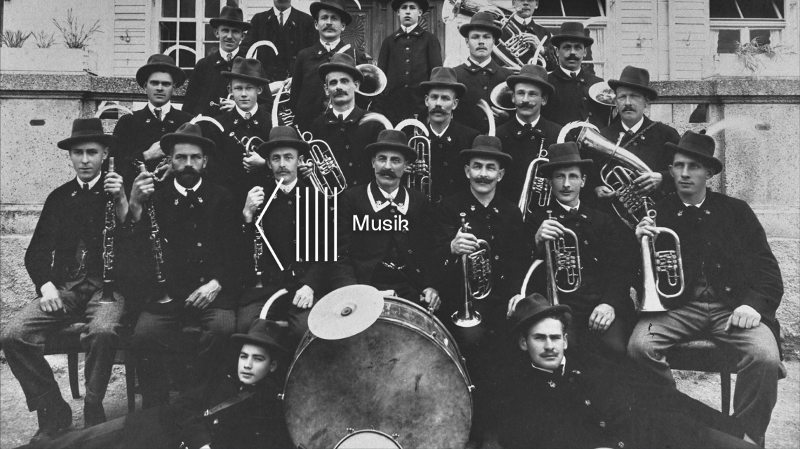 Gruppenbild der Blasmusik in schwarz-weiß