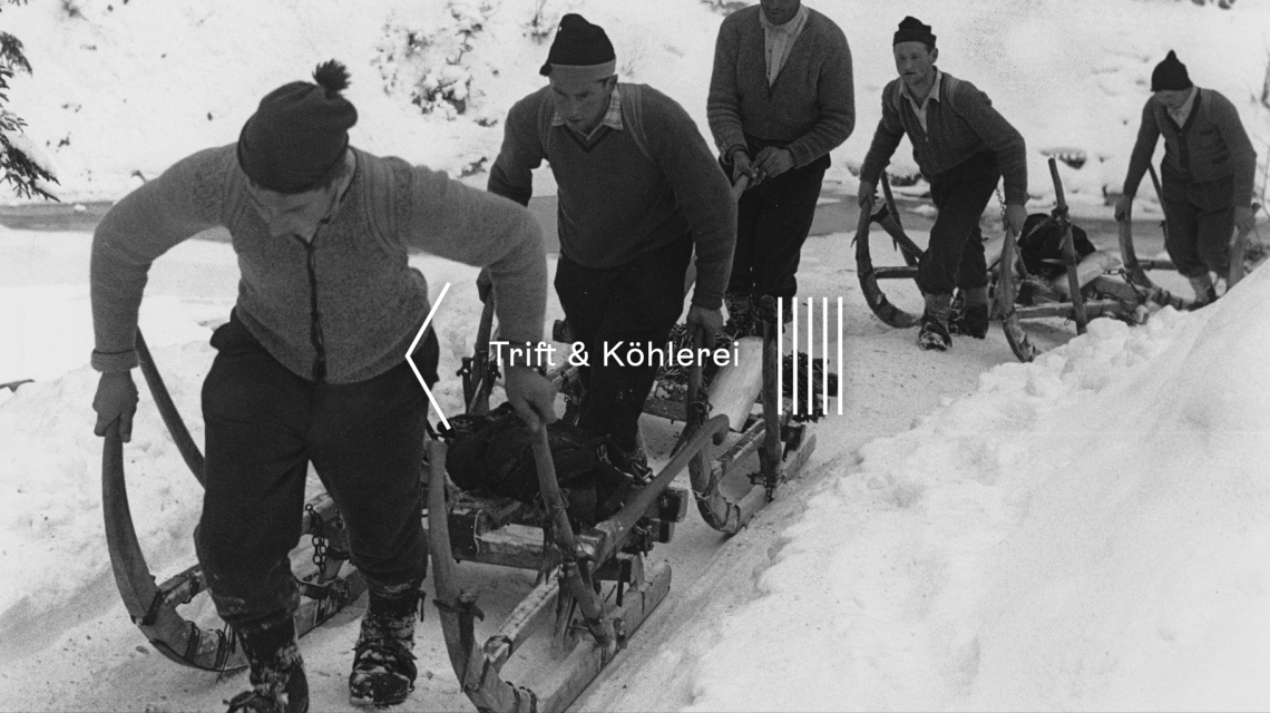 Holzknechte ziehen die Schlitten bergauf, auf denen später die Baumstämme zum Fluss abtransportiert werden. Foto: 1966