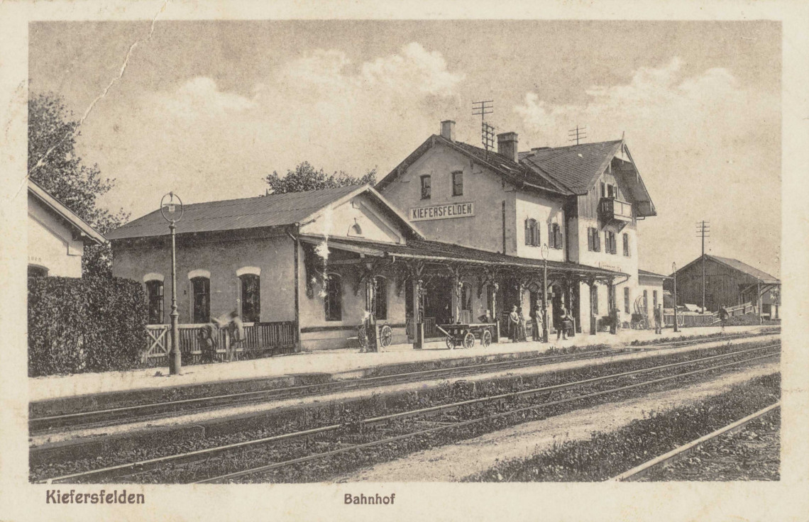 Im Jahr 1858 wurde Kiefersfelden an die neugebaute Bahnlinie angebunden. Auf der Postkarte ist der Bahnhof um die Jahrhundertwende zu sehen.