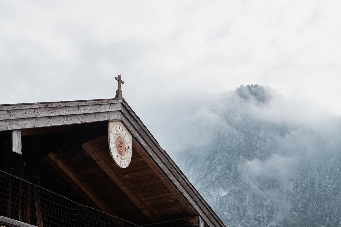 Die historische Giebeluhr des Blaahauses vor dem Hintergrund der verschneiten Berglandschaft Kiefersfeldens. Foto: Linzs Rapp